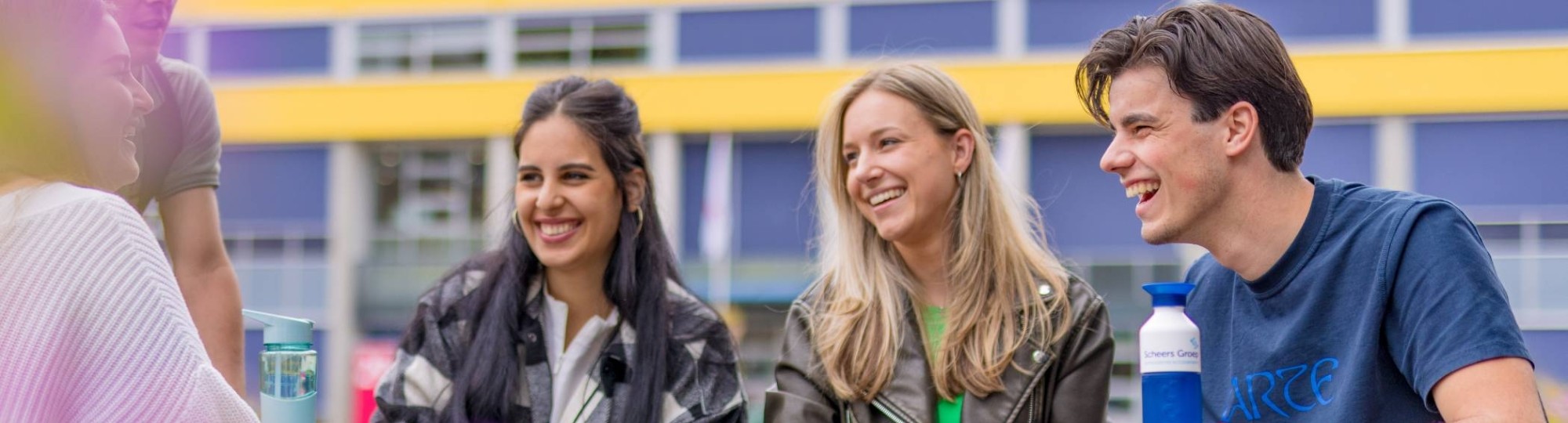 vrolijke studenten op campus HAN