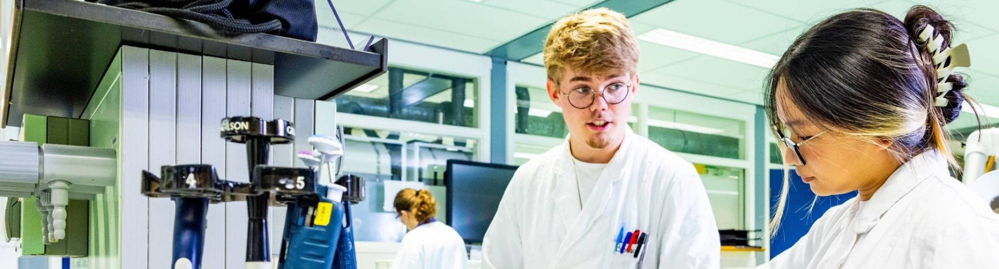 twee studenten werken samen in het chemielab