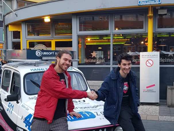 HAN 4L trophy rijders Nathan en Sam schudden handen