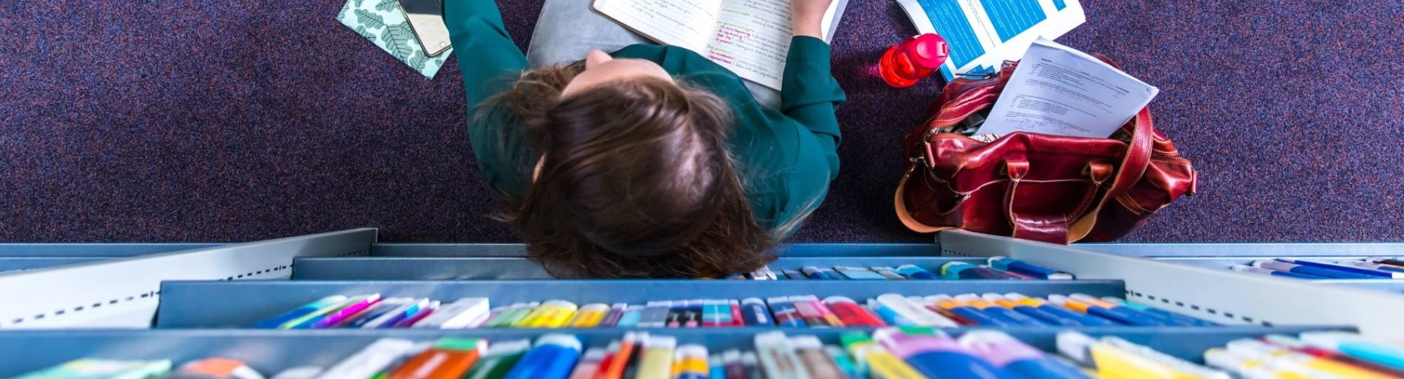 Studente studeren in studiecentrum en werken op laptop, van bovenaf