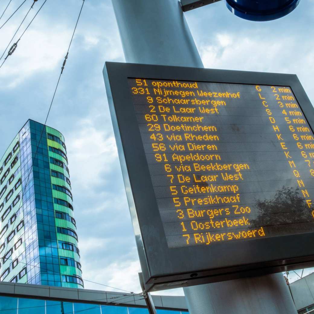 station scherm met bustijden