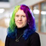 Piret Saar - Reismaa, werkzaam bij lectoraat Biocentre. zwarte trui, ketting, neuspiercing, oorbellen, paars en groen geverfd haar