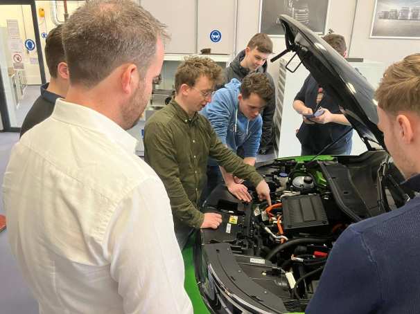 Studenten Engineering en Automotive zijn ontwikkelaars in het verbeteren van elektrische voertuigen.