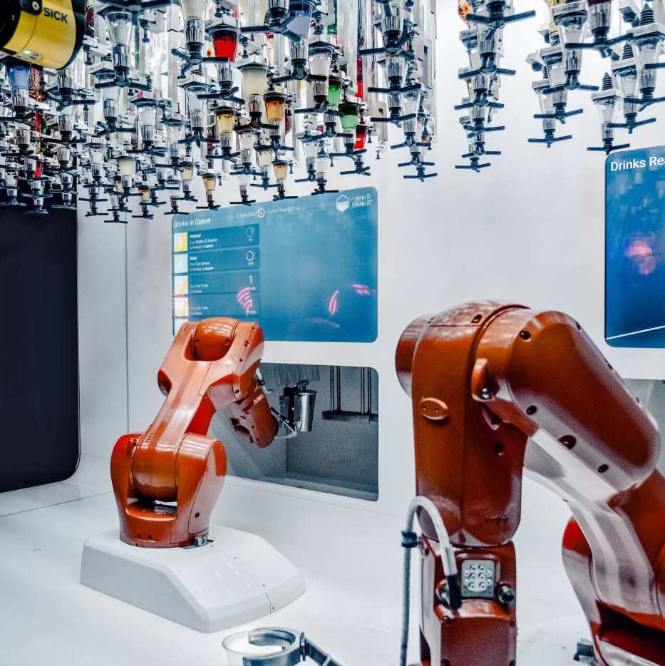 2 rode power tools robots in een fabriek