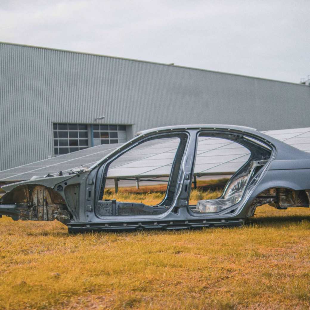 Regterschot Engineering studenten Automotive en Embedded Systems hebben in 2022 een BMW auto volledig gestript zodat de carrosserie nog zichtbaar is. Deze auto wordt omgebouwd tot een zero mission racing car.