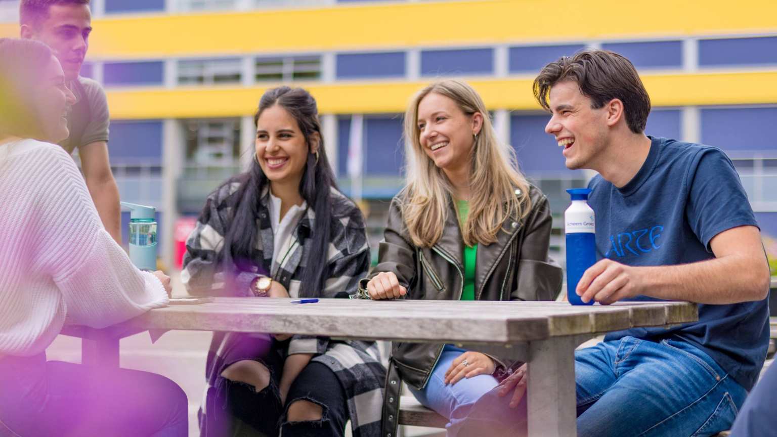 AFEM_studenten-buiten-plein-arnhem-0363-2_2023