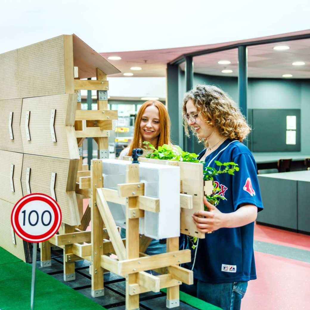 Industrieel Product Ontwerpen studenten Chanah en Faye bij het duurzame project Infrawall