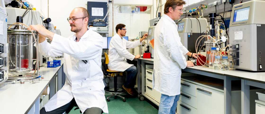Foto's van het fermentatielab met bioreactoren en de gallery