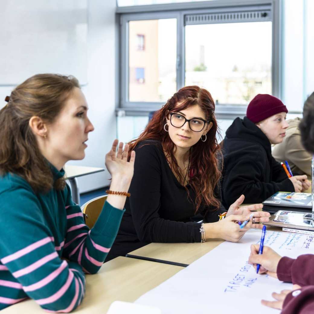 International Social Work, Docent student samenwerken college creatief