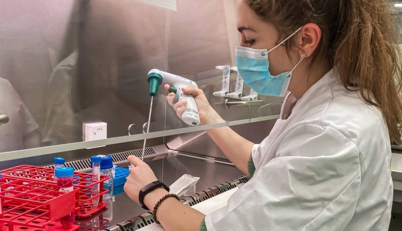 Life Sciencesstudent Arina Kochetkova loopt stage in Melbourne.