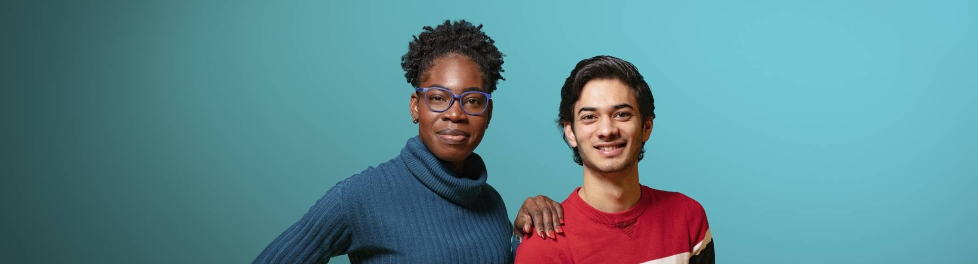 Campagnebeeld international studenten Tonian en Anser blauwe achtergrond