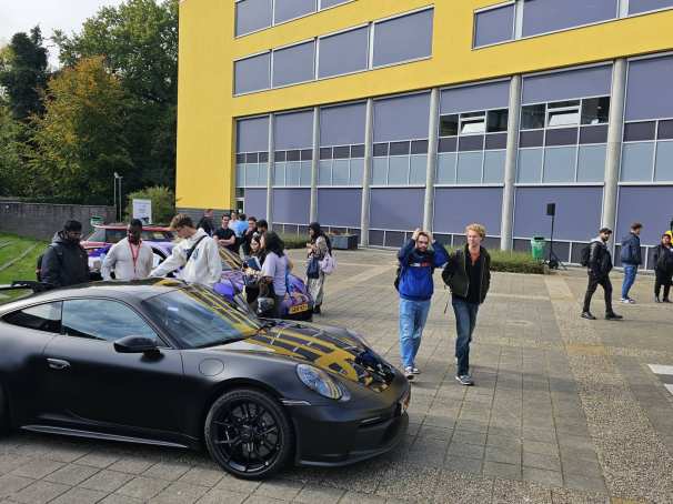 Zwarte Porsche blikvanger op ACE Engineering en Automotive carrièredag op 16 oktober 2024