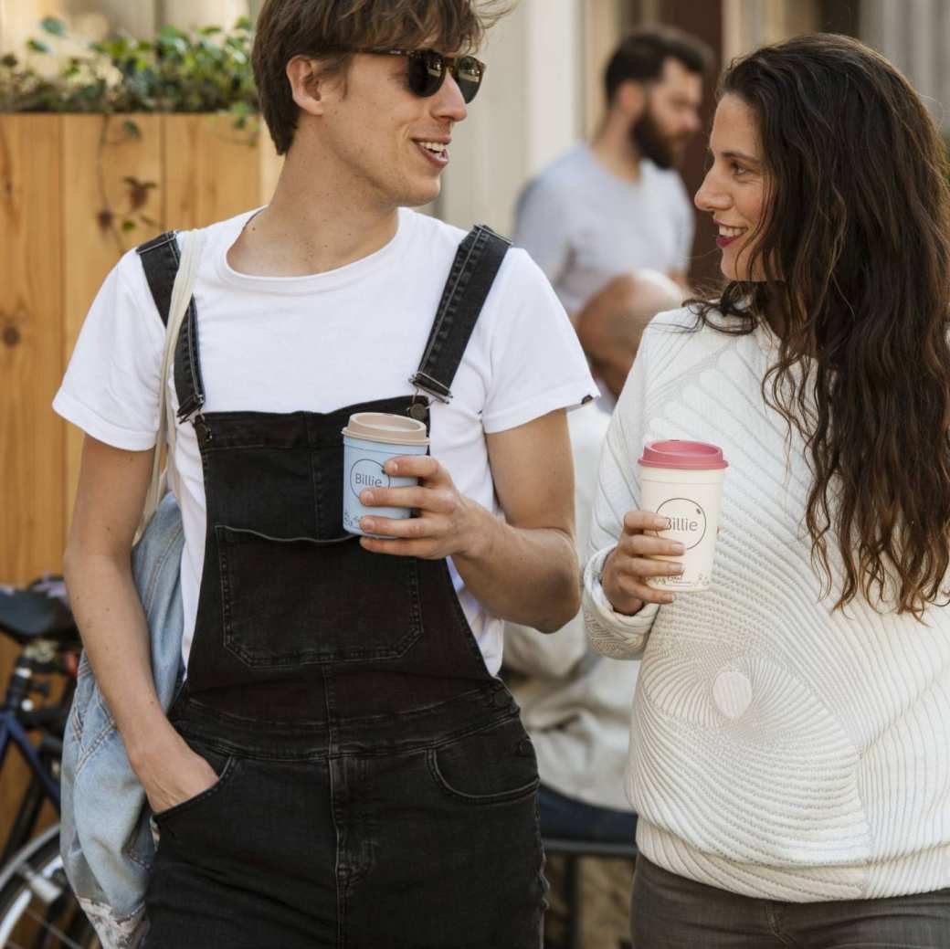 Man en vrouw met de Billie Cup, een duurzame beker voor warme dranken.