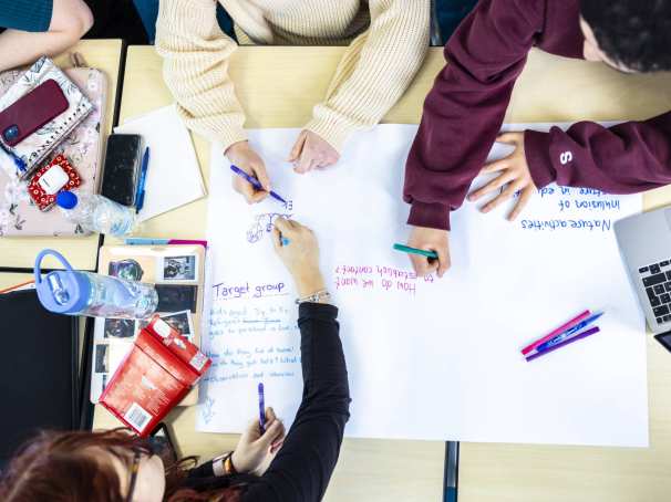 International Social Work. Creatief vak college tekenen. Foto van bovenaf genomen
