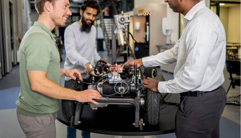 Een docent en twee studenten van de Master Engineering Systems Cyber Physical Systems werken aan het MORE-project, de scootmobiel.