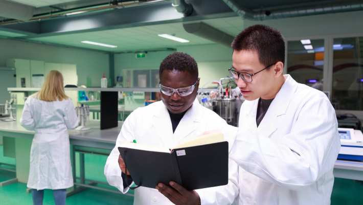 Discussing lab results, School of Applied Biosciences & Chemistry, HAN