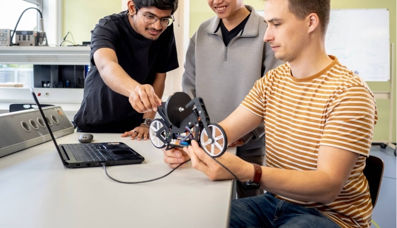Cyber-Physical Systems Engineering Master students at HAN working together on a project
